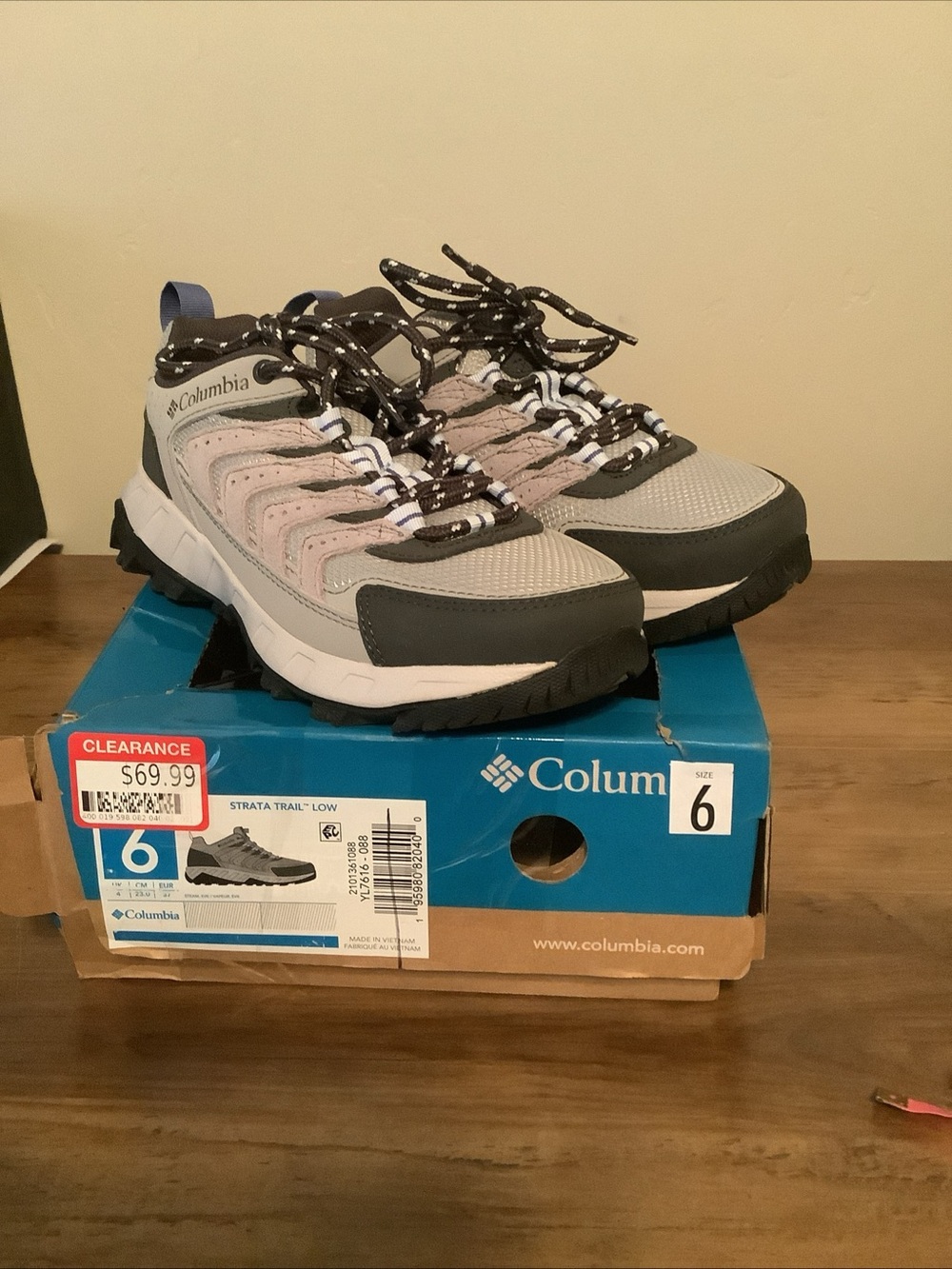 Columbia women’s Strata Trail Low Hiking Shoes - Gray